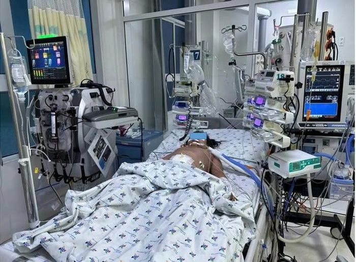 Bệnh nhi nguy kịch do sốt xuất huyết. Ảnh: BVCC.