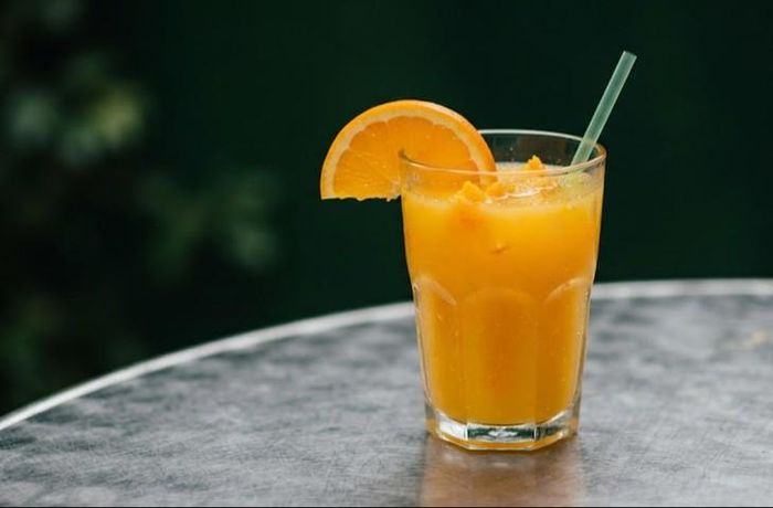Nước cam cung cấp hàm lượng vitamin C và chất chống oxy hóa có lợi cho sức khỏe làn da. Ảnh minh họa AI