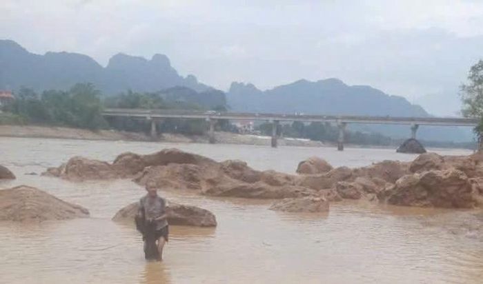 Mực nước sông Mã, đoạn Nhà máy Thủy điện Cẩm Thủy 1, bất ngờ sụt giảm trong thời gian ngắn. Ảnh: CTV.