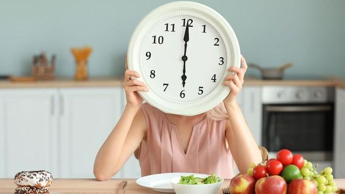 Khoảng cách giữa các bữa ăn quá xa có thể gây hạ đường huyết, làm ảnh hưởng đến khả năng duy trì năng lượng ổn định của cơ thể. Ảnh minh họa: BBC.