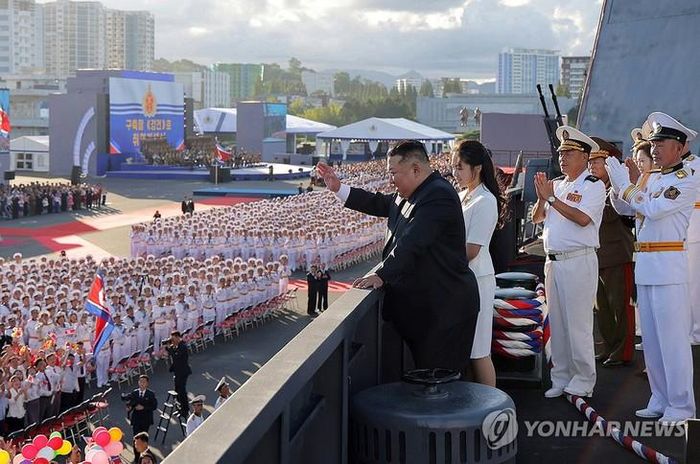 Nhà lãnh đạo Kim Jong Un chủ trì lễ biên chế tàu khu trục mới mang tên Kang Kon tại thành phố cảng Wonsan. Ảnh: KCNA, Yonhap.