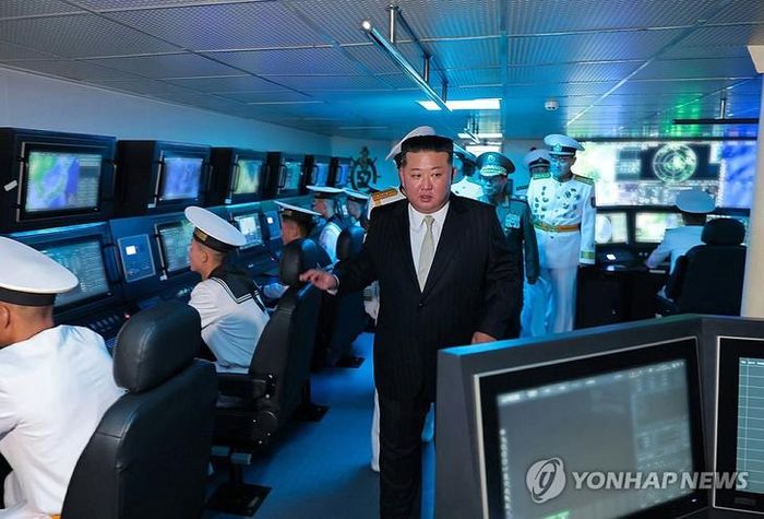 Nhà lãnh đạo Triều Tiên Kim Jong Un thị sát khoang điều khiển của tàu khu trục Kang Kon. Ảnh: KCNA, Yonhap.