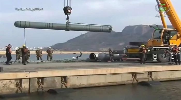 Các binh sĩ hải quân Algeria đang chất đạn dược lên tàu ngầm lớp Kilo. (Ảnh: MW)