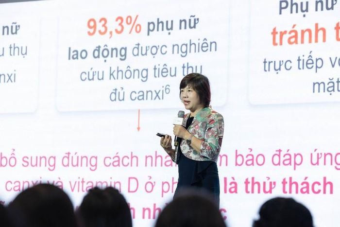 Các báo cáo viên lần lượt chia sẻ nội dung chuyên môn tại chương trình.