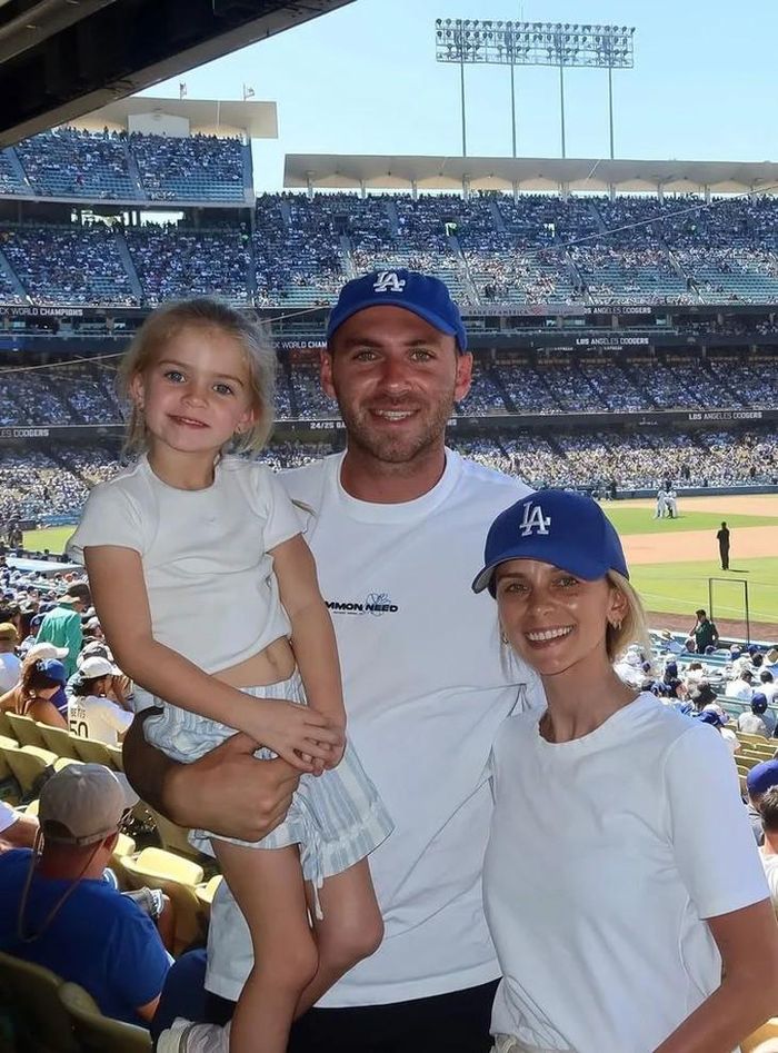 Vợ chồng Kellie và Jeremy Finlayson, cùng con gái Sophia. Ảnh: Kellie Finlayson/Instagram.