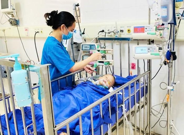 Sức khỏe bệnh nhi đã ổn định, hồi phục tốt, được cai máy thở, có thể tự ăn, tự chơi và đã được xuất viện. Ảnh: BVCC