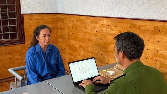 Đối tượng Nguyễn Thị Nga Huyền tại cơ quan công an. Ảnh: SĐ.