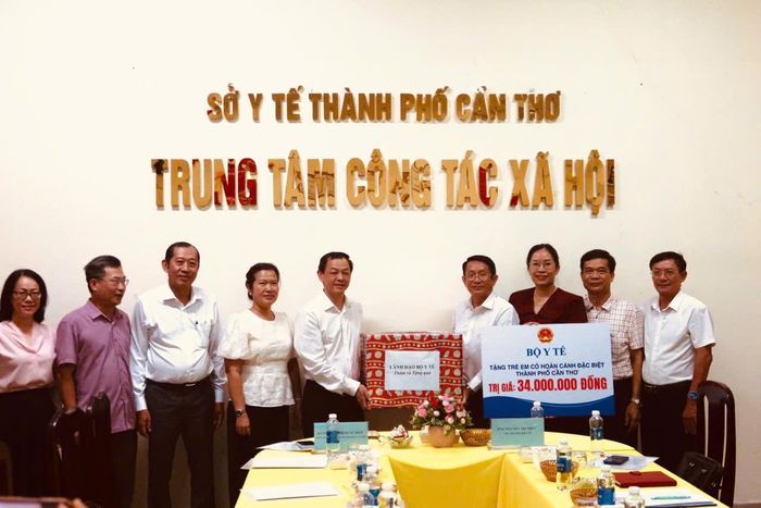 Đoàn công tác tặng quà của Bộ Y tế cho Trung tâm phục vụ công tác chăm sóc, nuôi dưỡng trẻ em. Ảnh: Anh Tuấn