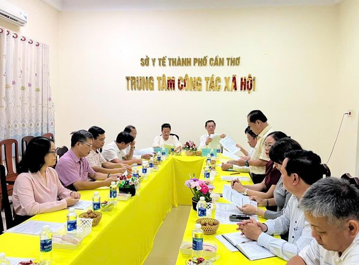 Thứ trưởng Nguyễn Tri Thức và đoàn công tác làm việc tại Trung tâm Công tác xã hội TP Cần Thơ.  Ảnh: Anh Tuấn
