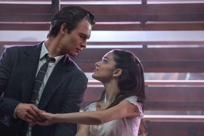 Sánh đôi cùng "Bạch Tuyết" Rachel Zegler trong West Side Story.