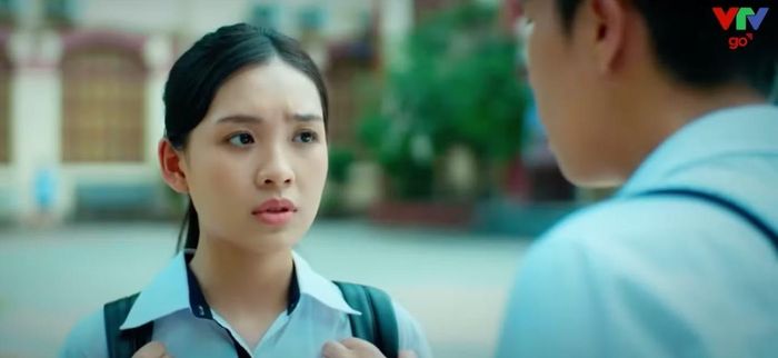 Khánh cáu kỉnh khi thấy Phương được người khác để ý.
