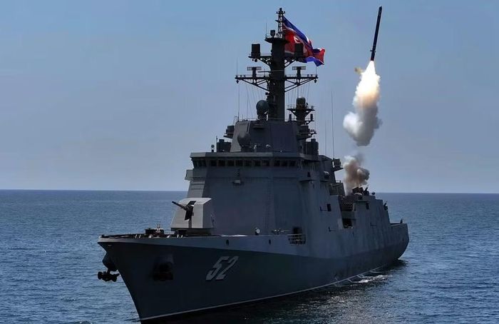Mỗi tàu dài khoảng 140-145 m, rộng 16 m và có lượng giãn nước đầy tải khoảng 5.000 tấn.