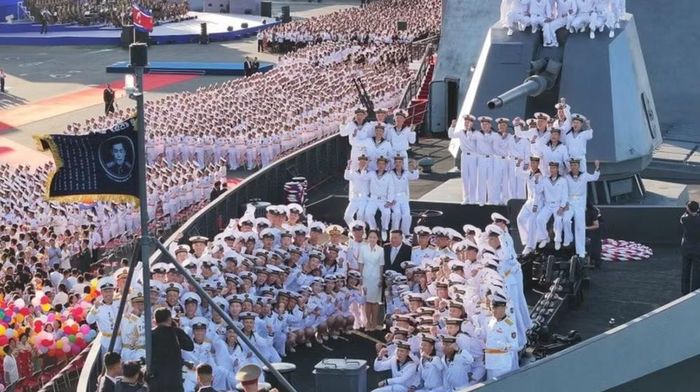 Tàu Choe Hyon ban đầu được cho là trang bị 74 ống phóng thẳng đứng (VLS), bố trí thành 2 cụm ở phía trước và phía sau thượng tầng.