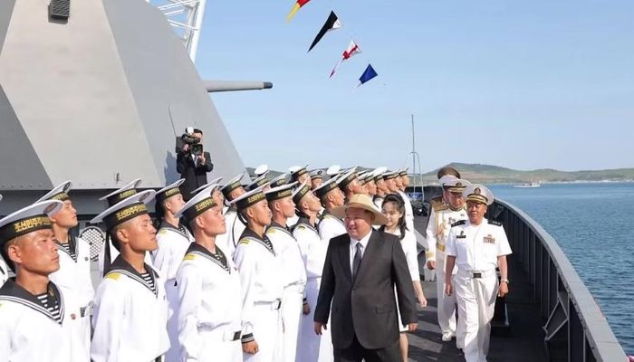 Triều Tiên chưa công bố cụ thể hệ thống vũ khí trên Kang Kon. KCNA cho biết cấu hình của chiến hạm này tương tự tàu Choe Hyon, được biên chế hồi tháng 6. Giới chuyên gia nhận định các tàu thuộc lớp Choe Hyon có khả năng mang tên lửa với đầu đạn hạt nhân.