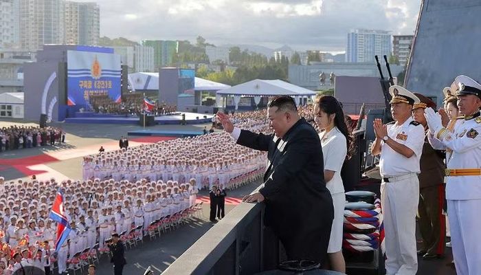 Theo hãng thông tấn trung ương Triều Tiên (KCNA), theo mệnh lệnh của Quân ủy Trung ương, Kang Kon sẽ được biên chế cho Hạm đội Biển Đông và đảm nhận nhiệm vụ bảo vệ chủ quyền biển của Triều Tiên với vai trò một thành phần trong lực lượng răn đe hạt nhân.