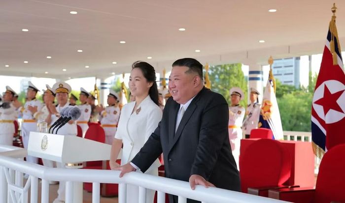 Tàu gặp sự cố nghiêm trọng trong lễ hạ thủy tại xưởng đóng tàu ở thành phố Chongjin tháng 5/2025. Ảnh vệ tinh khi đó cho thấy con tàu bị lật nghiêng, một phần nằm trên cạn và phần còn lại dưới nước, gây nhiều khó khăn cho công tác cứu hộ.
