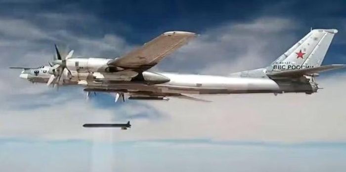Tu-95MS có lợi thế ở điểm này. Nền tảng Tu-95 vốn được thiết kế cho các chuyến bay đường dài. Máy bay sử dụng 4 động cơ tuốc bin cánh quạt NK-12 và có tầm bay lớn.