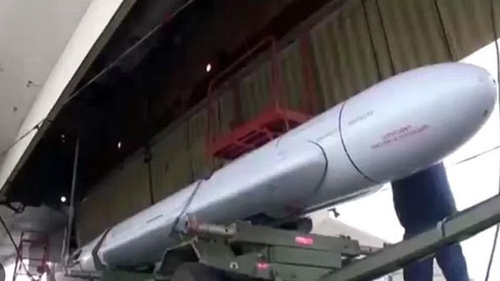 Kh-101 là một trong những loại tên lửa phù hợp với cách sử dụng này. Đây là tên lửa hành trình phóng từ trên không được thiết kế cho nhiệm vụ tấn công các mục tiêu mặt đất ở khoảng cách rất xa. Phiên bản mang đầu đạn hạt nhân được định danh là Kh-102.
