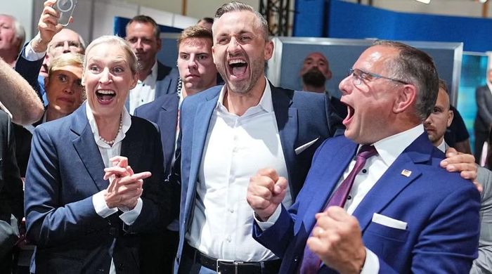 AfD có lập trường thân thiện với Moskva, kêu gọi Đức chấm dứt hỗ trợ quân sự cho Ukraine và phản đối việc gia hạn tư cách tị nạn cho người Ukraine tại Đức.