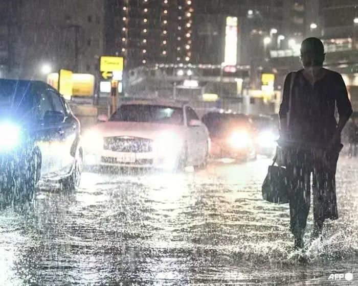 Mưa lớn gây ảnh hưởng giao thông diện rộng (Ảnh: AFP)
