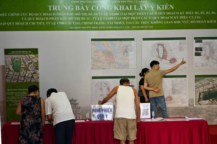 Không gian niêm yết các sơ đồ phân khu chức năng quanh hồ Gươm trên diện tích nghiên cứu 65,89ha, nơi bố trí bàn tài liệu kỹ thuật và hòm phiếu tiếp nhận ý kiến của phường Hoàn Kiếm cùng phường Cửa Nam.