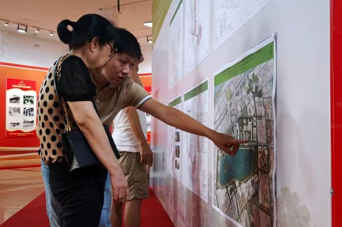 Vị trí các tuyến phố kinh doanh buôn bán sầm uất ven hồ thu hút sự chú ý đặc biệt của các hộ dân thuộc diện nghiên cứu quy hoạch.