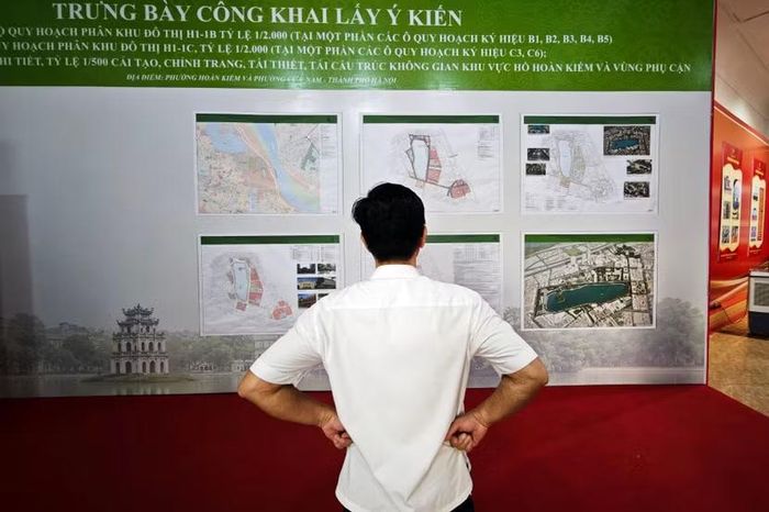 Người dân đứng bao quát hệ thống bản đồ phân khu, nơi thể hiện tầm nhìn tái cấu trúc toàn diện không gian lõi trung tâm Thủ đô.