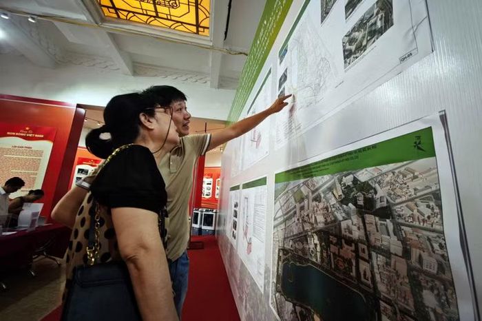 Người dân lần theo từng ranh giới ô phố trên bản đồ để xác minh căn nhà của gia đình mình có nằm trong diện giải phóng mặt bằng hay không.