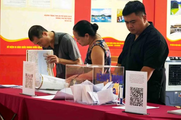 Khu vực bàn lấy ý kiến với hòm phiếu mica trong suốt và các tập tài liệu chỉ tiêu, tạo điều kiện thuận lợi để người dân trực tiếp đóng góp tiếng nói cho cơ quan chức năng.