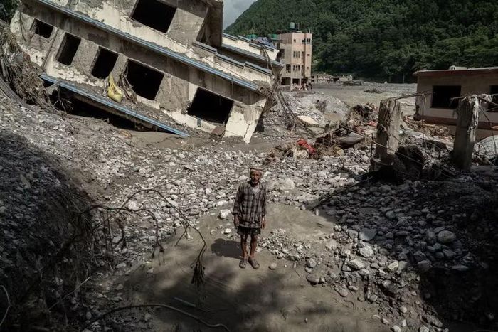 Ông Dil Bahadur Shrestha đang tìm kiếm bà Jamuna - người vợ đã gắn bó với ông suốt 50 năm. Ảnh: Guardian