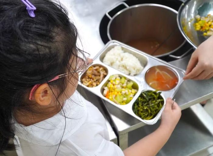 Năm học này, bữa ăn bán trú học sinh tiểu học Hà Nội được tăng mức hỗ trợ.