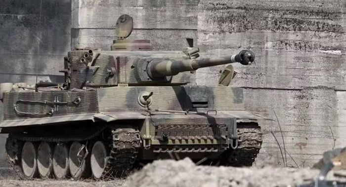 Tiger I được trang bị pháo 88 mm và có lớp giáp rất nặng. Trong khi đó, Sherman với pháo 75 mm gặp khó khăn khi phải xuyên giáp trước của những đối thủ này. Ngay cả pháo 76 mm sau đó cũng chưa thể hoàn toàn giải quyết khoảng cách.