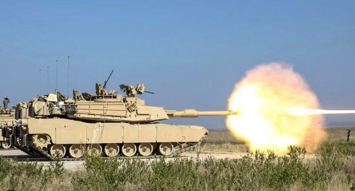 Xe tăng M1 Abrams có thể phát hiện và giao chiến với mục tiêu trong nhiều điều kiện ánh sáng và thời tiết. Những phiên bản sau chuyển sang pháo 120 mm, nhưng đó là bước phát triển tiếp theo của dòng Abrams.