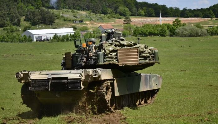 Nhìn tổng thể, M1 Abrams đời đầu có trọng lượng hơn 55 tấn, động cơ turbine 1.500 mã lực, tốc độ trên 70 km/h, tầm hoạt động khoảng 400 km, pháo 105 mm và kíp lái 4 người.