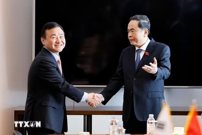 Chủ tịch Quốc hội Trần Thanh Mẫn tiếp ông Roh Tae Moon, Phó Chủ tịch cấp cao kiêm Tổng Giám đốc điều hành Samsung điện tử (Hàn Quốc). (Ảnh: Doãn Tấn/TTXVN)