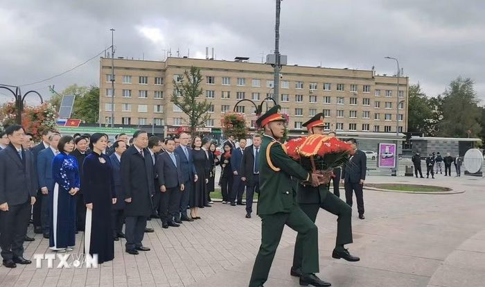 Tổng Bí thư, Chủ tịch nước Tô Lâm cùng Phu nhân và đoàn đại biểu cấp cao Việt Nam đến đặt hoa tại Quảng trường Hồ Chí Minh ở thủ đô Moskva (Ảnh: Tâm Hằng/TTXVN)
