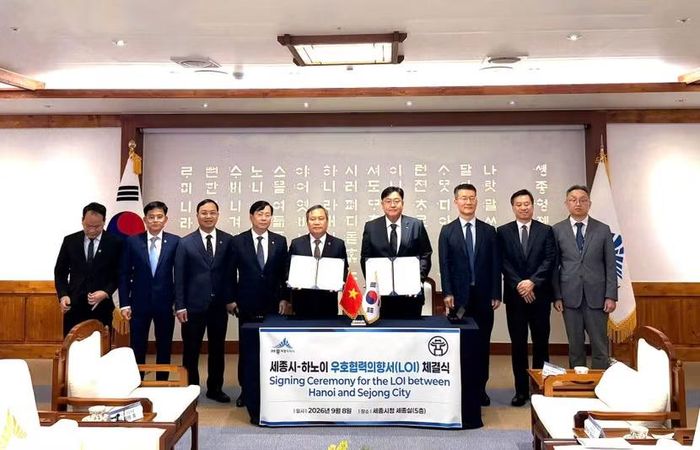 Chủ tịch UBND TP Hà Nội Vũ Đại Thắng và Thị trưởng thành phố Sejong Jo Sang-ho ký kết Ý định thư về quan hệ hữu nghị và hợp tác giữa hai thành phố. Ảnh: TTXVN