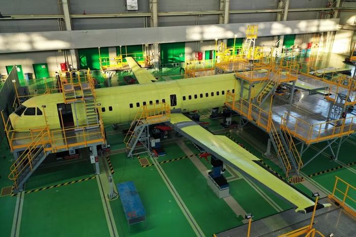 Về tốc độ sản xuất tại Nhà máy chế tạo máy bay Lukhovitsy - nơi tổ chức sản xuất hàng loạt phi cơ Il-114-300, kế hoạch là ít nhất 3 chiếc vào năm 2027, 6 chiếc vào năm 2028, 9 chiếc vào năm 2029 và 12 chiếc vào năm 2030.