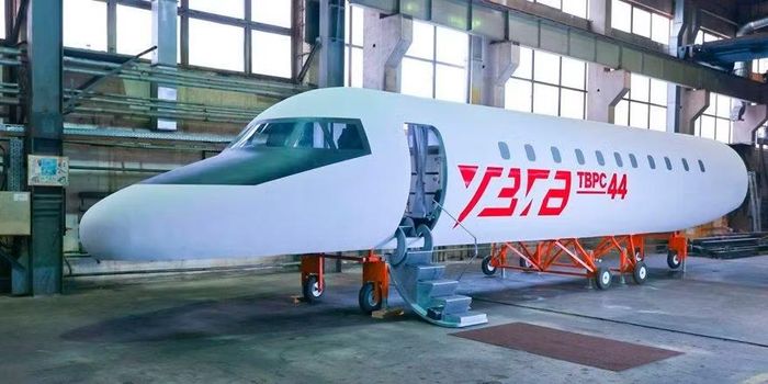 TVRS-44 được thiết kế là máy bay cánh cao, với động cơ được đặt dưới cánh, cách xa đường băng hơn, và bộ phận hạ cánh được gia cố, mang lại lợi thế khi cất cánh từ các sân bay không trải nhựa.