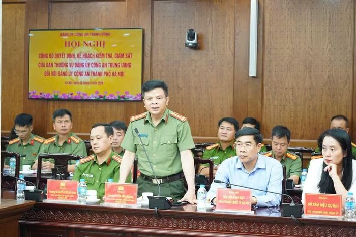 Đại tá Nguyễn Đăng Khánh, Chánh Văn phòng UBKT Đảng ủy Công an Trung ương trao đổi tại hội nghị