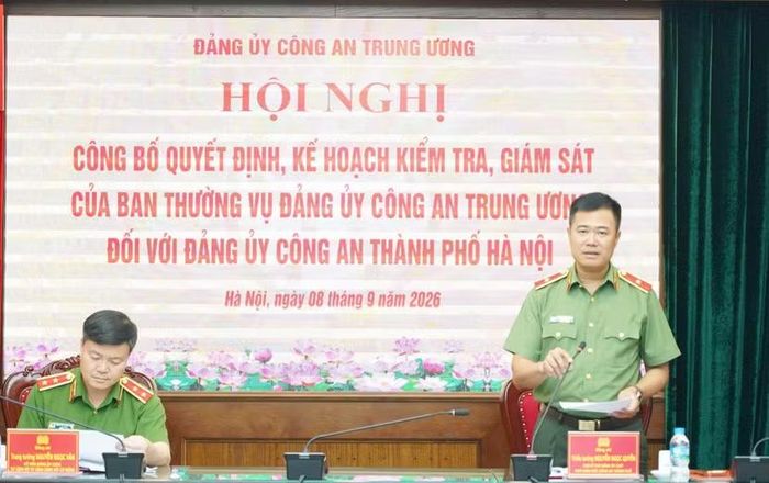 Thiếu tướng Nguyễn Ngọc Quyền, Phó Bí thư Đảng ủy, Chủ nhiệm Ủy ban Kiểm tra Đảng ủy, Phó Giám đốc CATP Hà Nội phát biểu tại hội nghị