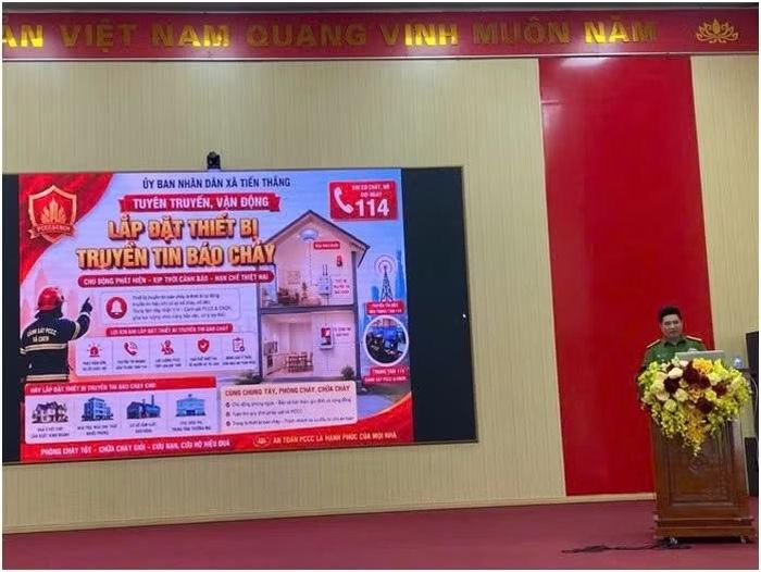 Thiếu tá Hoàng Văn Hải giới thiệu thiết bị truyền tin báo cháy