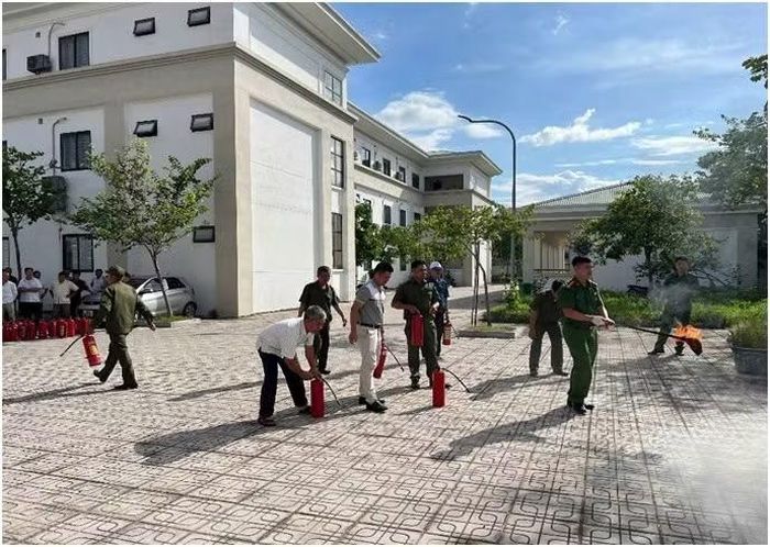 Các học viên tham gia thực hành phương tiện PCCC tại hội nghị