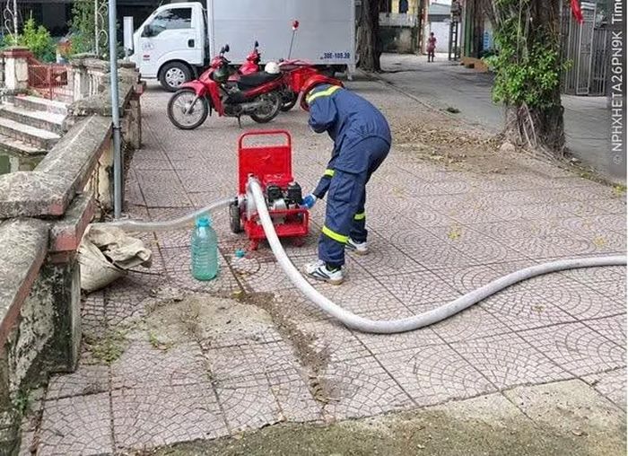 Lực lượng chữa cháy và cứu nạn, cứu hộ chuyên nghiệp triển khai máy bơm chữa cháy