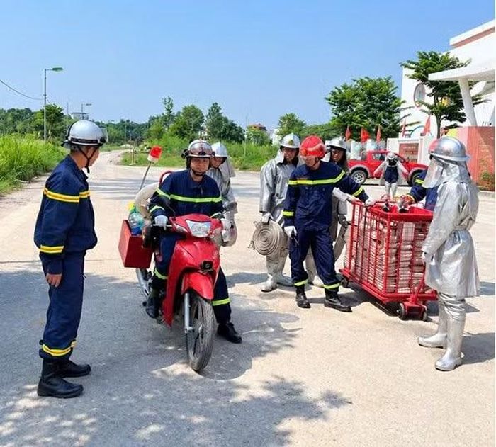 Lực lượng chữa cháy và cứu nạn, cứu hộ chuyên nghiệp triển khai sử dụng xe rải vòi và xe máy chữa cháy