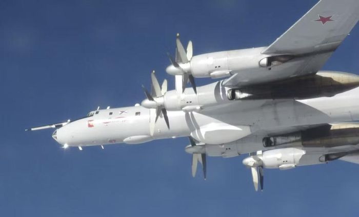 Chính sự kết hợp đó giúp Tu-142MZ tiếp tục đóng vai trò ‘thợ săn tàu ngầm’ nhiều thập niên sau khi thiết kế gốc ra đời.