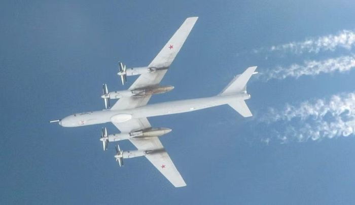 Trong các cuộc diễn tập, kíp chiến đấu Tu-142MZ sử dụng thiết bị chuyên dụng trên máy bay để phát hiện và theo dõi tàu ngầm giả định.