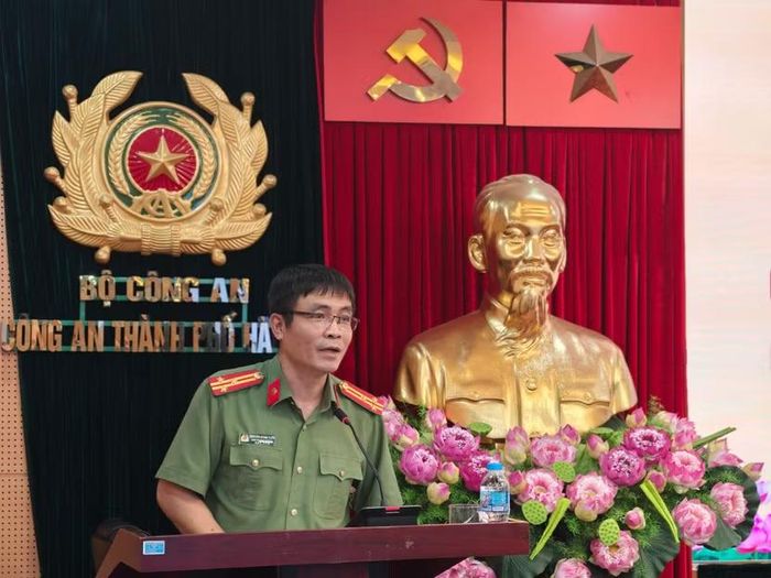 Thượng tá Nguyễn Song Toàn, Phó Trưởng phòng Tham mưu, Công an Thành phố Hà Nội trình bày báo cáo tại hội nghị