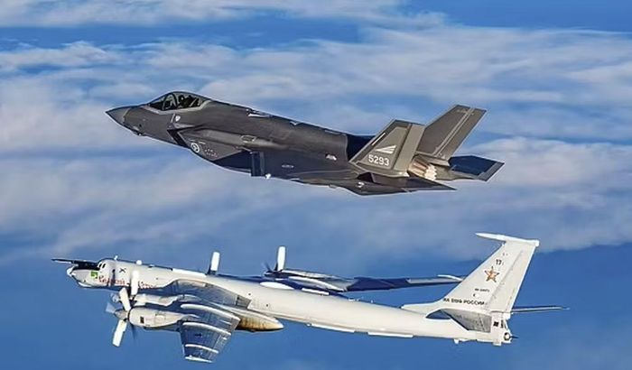 Tu-142 vì vậy không phải một "oanh tạc cơ săn tàu ngầm". Nó là một hệ thống tuần tra chống ngầm chuyên dụng, trong đó máy bay đóng vai trò mang cảm biến, xử lý thông tin và đưa vũ khí đến khu vực mục tiêu.
