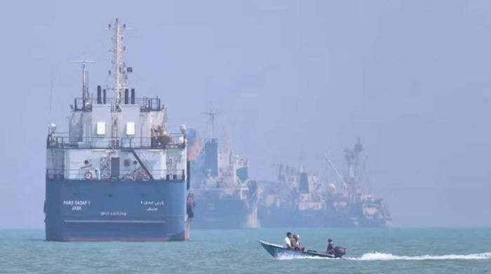 Trong chiến dịch hộ tống, quân đội Mỹ sử dụng nhiều phương tiện trên không, trên biển và cả hệ thống hỗ trợ từ không gian.